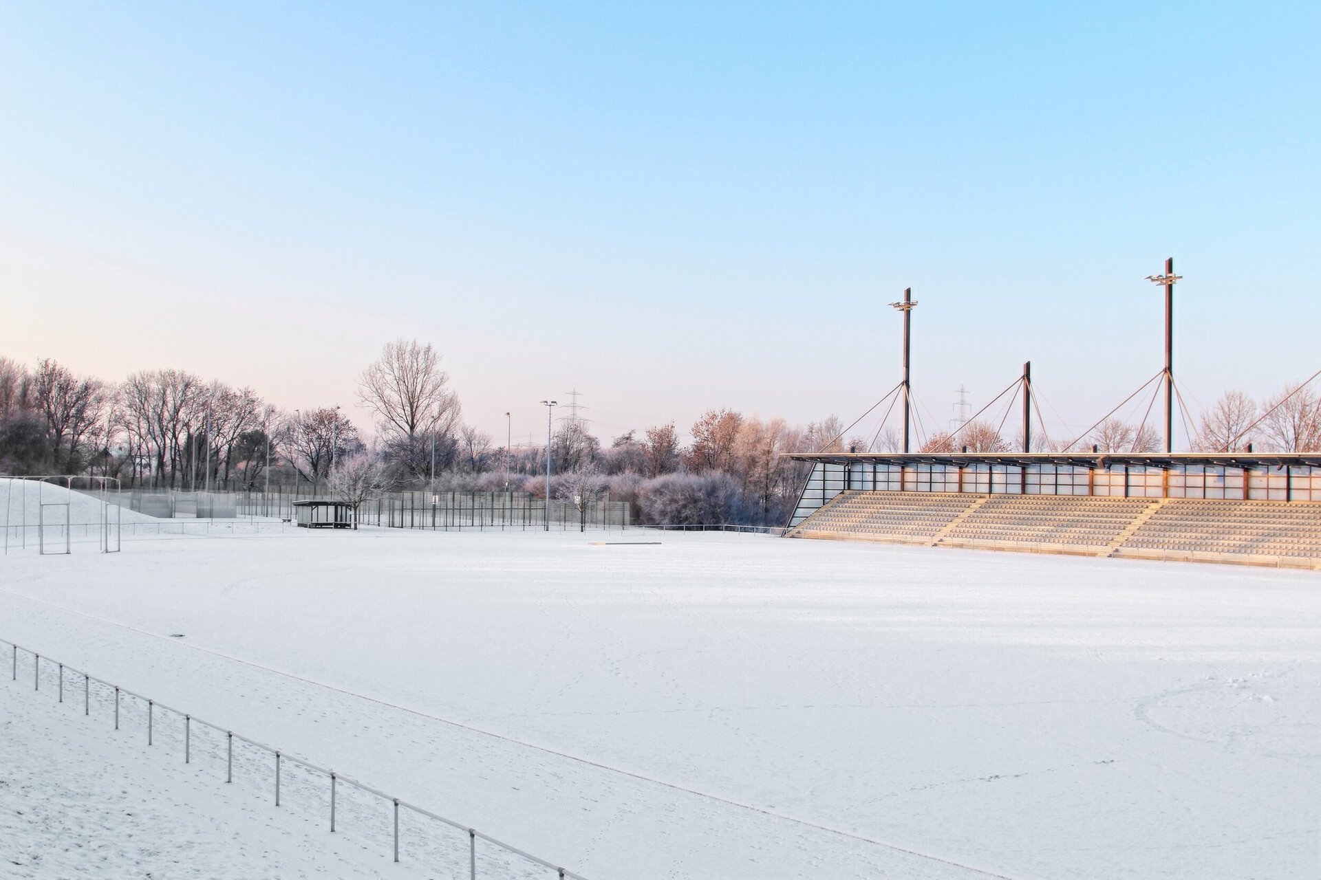 Das Leichtathletikstadion des Ahorn-Sportparks ist mit einer Schneedecke bedeckt.