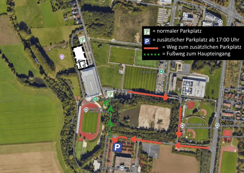 Ein Satellitenbild zeigt den Ahorn-Sportpark mit der Zuwegung zu den zusätzlichen Parkplätzen im Rahmen des Neubaus auf dem Nordparkplatzes. Die roten Pfeile führen zu dem zusätzlichen Parkplatz über die Ahornallee auf das Diebold Nixdorf Gelände. Grüne Pfeile zeigen den Fußweg zum Ahorn-Sportpark.
