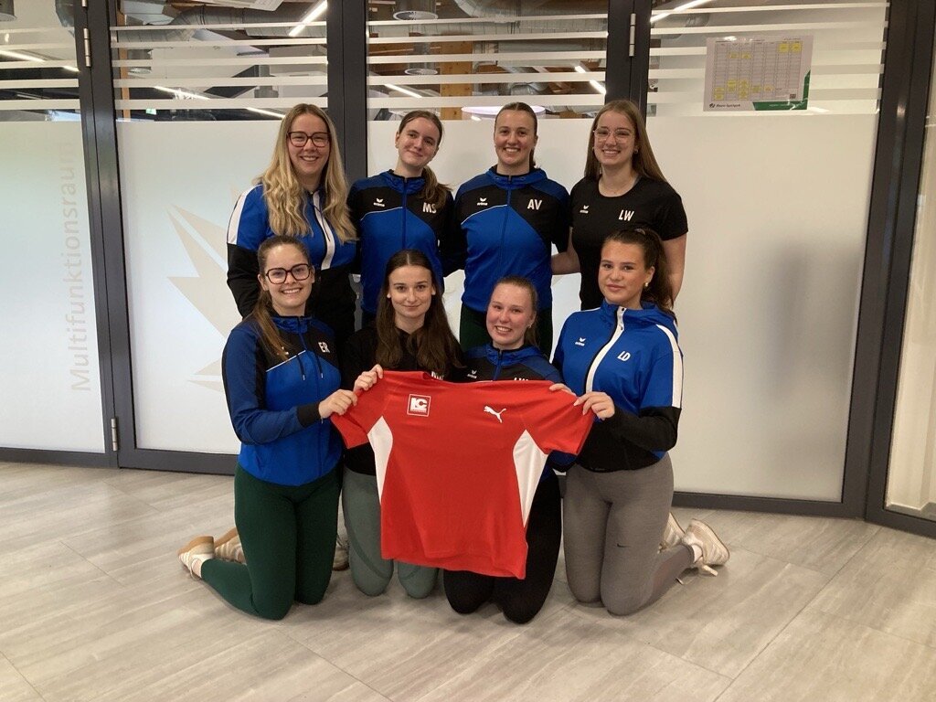 Mia Sendler mit ihren Freundinnen der Heimatbühne mit dem LC Paderborn Trikot. Im Hintergrund ist das Ahorn-Blatt zu erkennen.