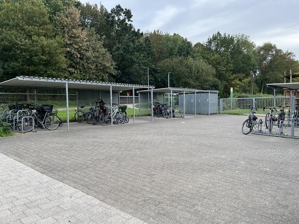 Der Fahrradparkplatz am Ahorn-Sportpark. Verschiedene Fahrräder sind dort auf dafür vorgesehenen Plätzen abgestellt.