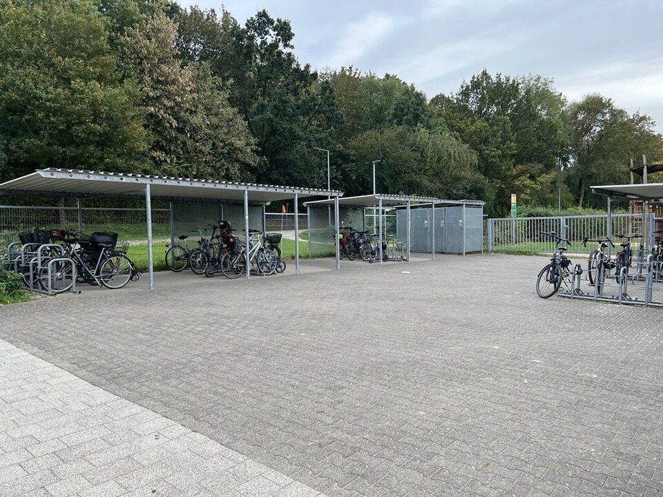 Der Fahrradparkplatz am Ahorn-Sportpark. Verschiedene Fahrräder sind dort auf dafür vorgesehenen Plätzen abgestellt.