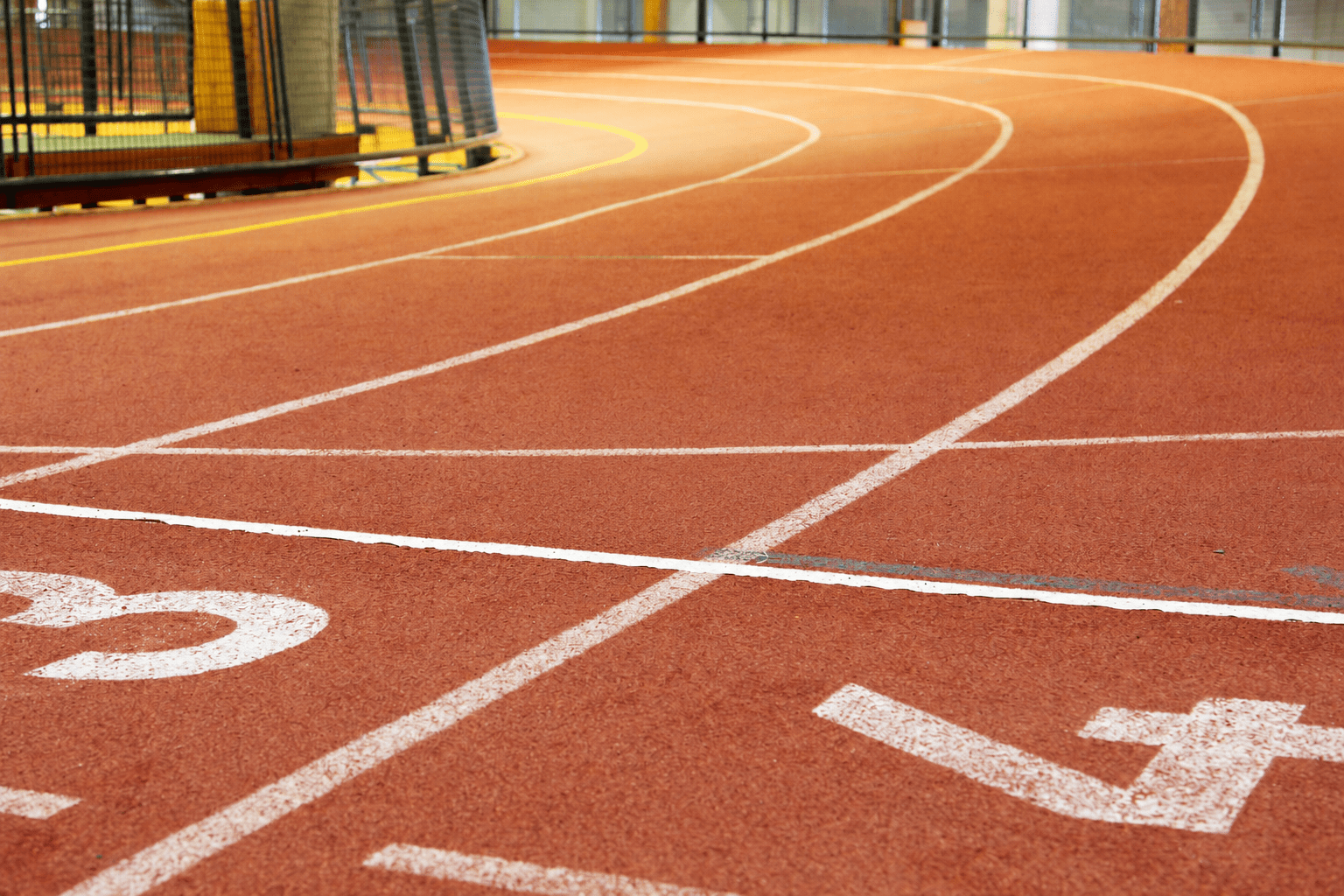 Die Indoor-Laufbahn des Ahorn-Sportparks mit den Bahnnummern 3 und 4 sind zu sehen.